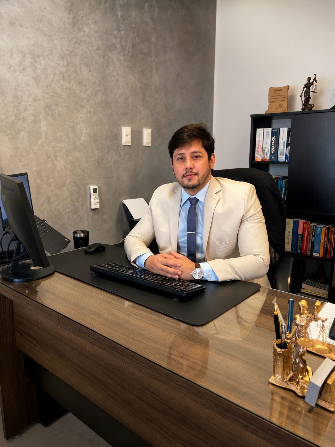 Dr. Braytner Oliveira em seu escritório