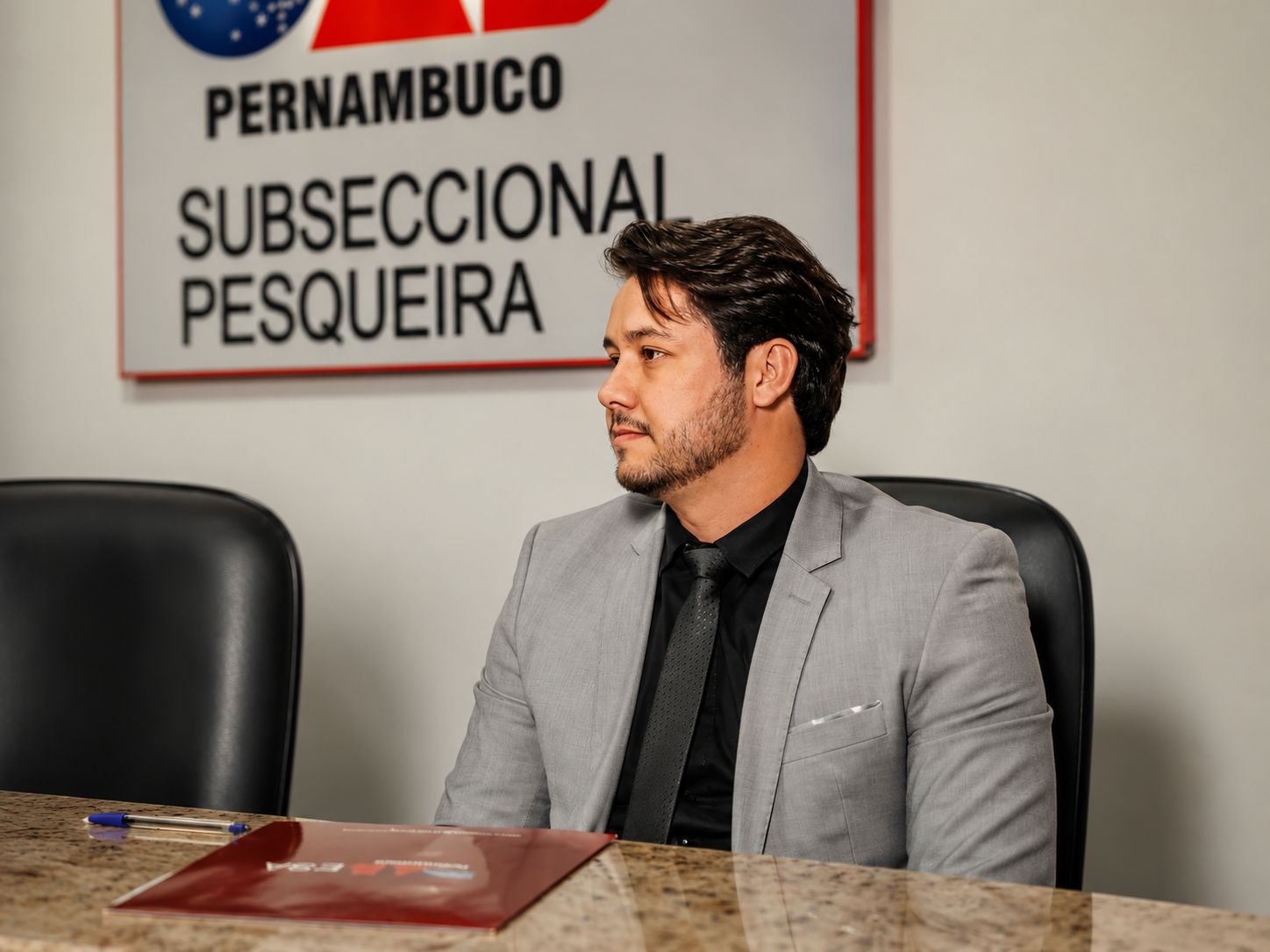 Dr. Braytner Oliveira em seu escritório