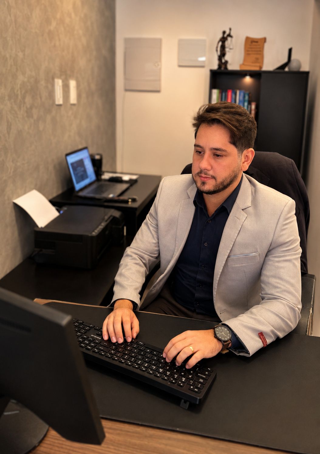 Dr. Braytner Oliveira em seu escritório